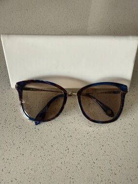 Stylish Cat-Eye Women's Sunglasses in Blue Tortoise